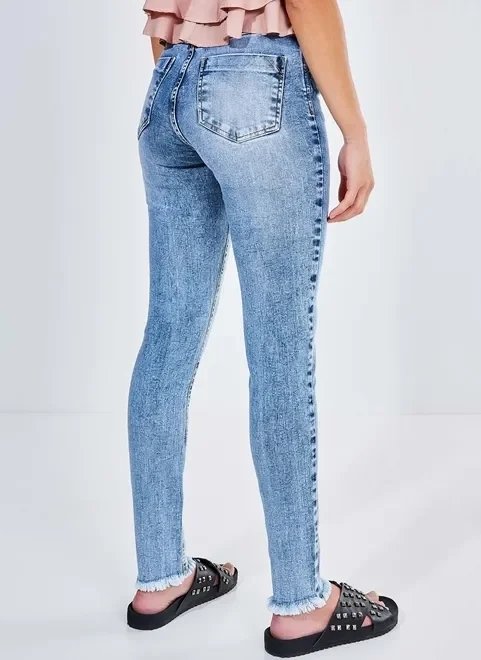 calça skinny com franjinhas em jeans marmorizado calça skinny com franjinhas em jeans marmorizado