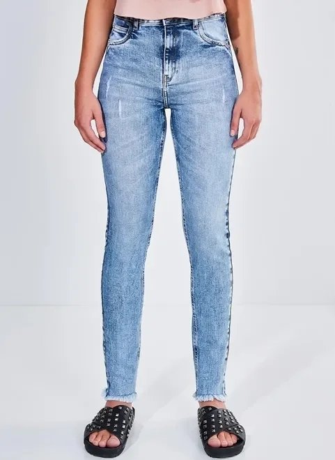 calça skinny com franjinhas em jeans marmorizado calça skinny com franjinhas em jeans marmorizado