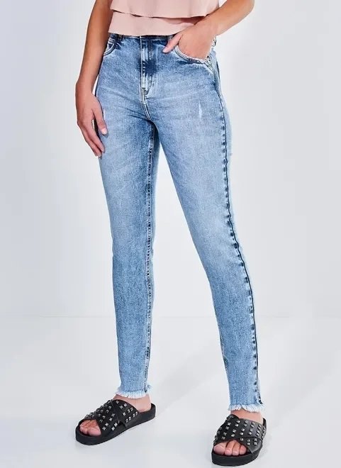 calça skinny com franjinhas em jeans marmorizado calça skinny com franjinhas em jeans marmorizado