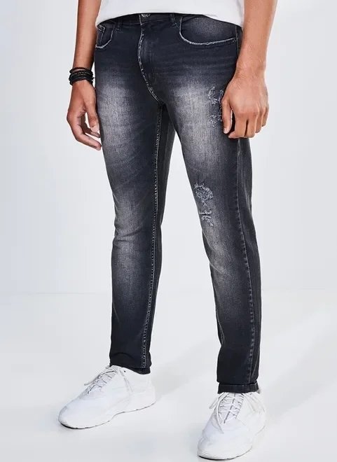 calça skinny em black jeans com puídos calça skinny em black jeans com puídos