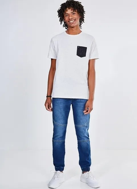 camiseta em malha botonê bolso contrastante camiseta em malha botonê bolso contrastante