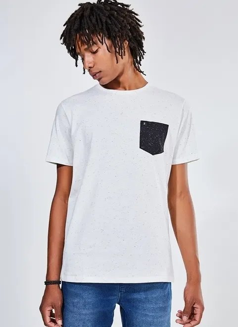 camiseta em malha botonê bolso contrastante camiseta em malha botonê bolso contrastante