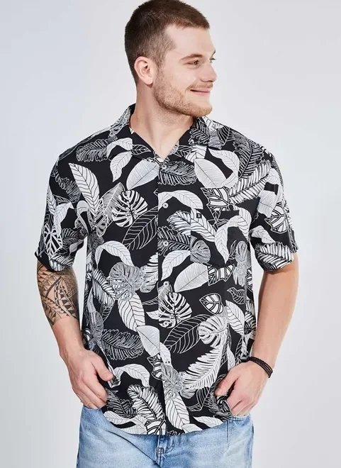 camisa manga curta com estampa de folhas camisa manga curta com estampa de folhas