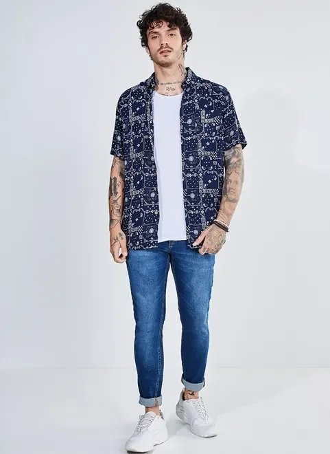 camisa azul marinho com estampa lenço camisa azul marinho com estampa lenço