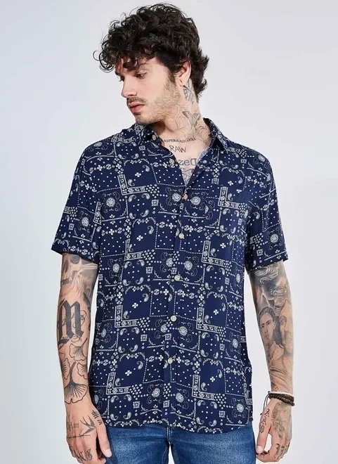 camisa azul marinho com estampa lenço camisa azul marinho com estampa lenço