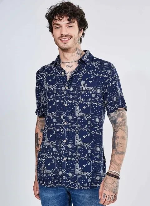 camisa azul marinho com estampa lenço camisa azul marinho com estampa lenço