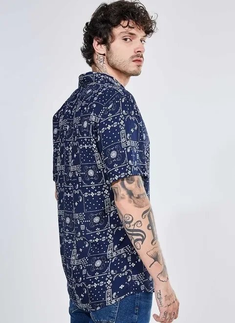 camisa azul marinho com estampa lenço camisa azul marinho com estampa lenço