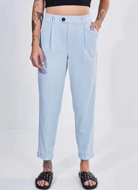 calça azul claro em alfaiataria calça azul claro em alfaiataria