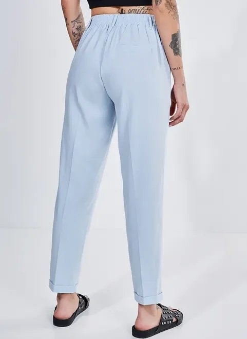 calça azul claro em alfaiataria calça azul claro em alfaiataria