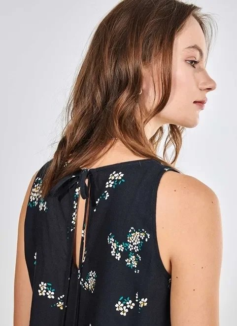regata em viscose estampa floral regata em viscose estampa floral