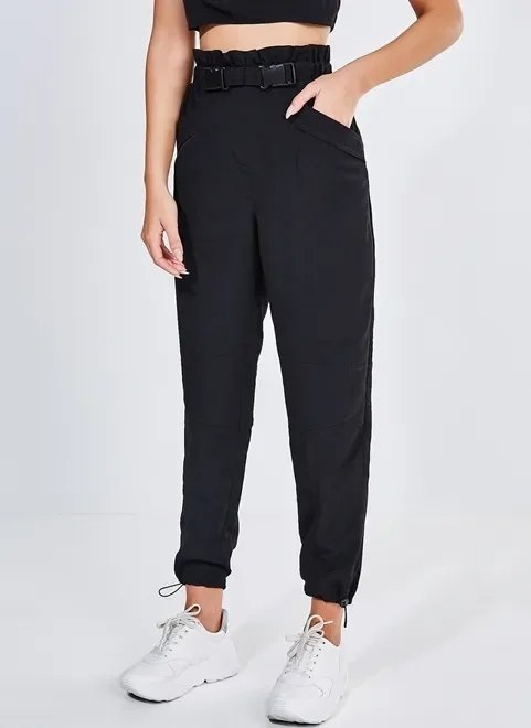calça clochard com fivela na cintura calça clochard com fivela na cintura