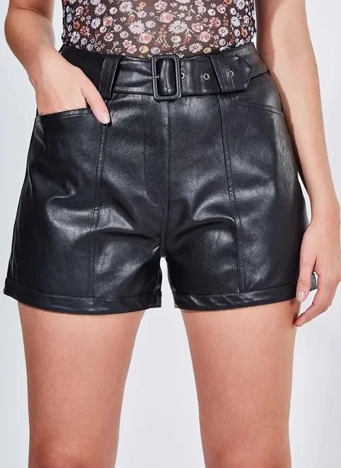 short em material sintético com cinto short em material sintético com cinto