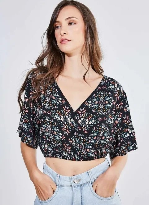 blusa cropped estampa flores e borboletas blusa cropped estampa flores e borboletas