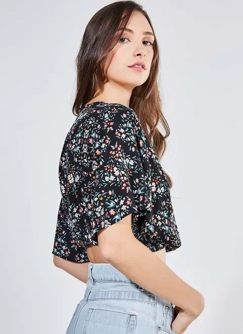 blusa cropped estampa flores e borboletas blusa cropped estampa flores e borboletas