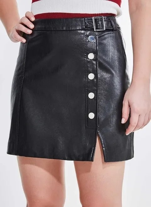 saia preta com fivela e botões saia preta com fivela e botões