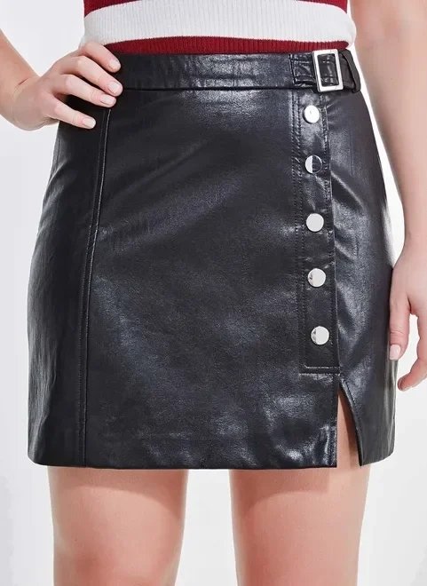 saia preta com fivela e botões saia preta com fivela e botões