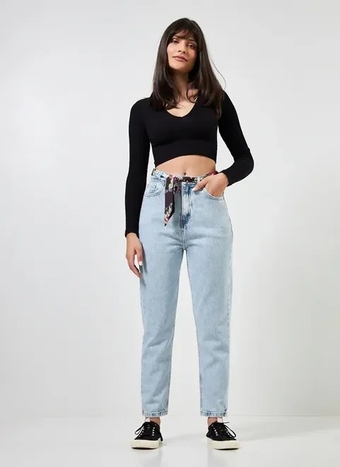 calça mom em jeans com cinto floral calça mom em jeans com cinto floral