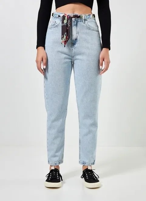 calça mom em jeans com cinto floral calça mom em jeans com cinto floral