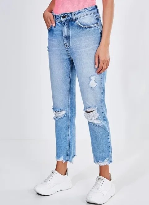 calça reta com barra desfiada em jeans claro calça reta com barra desfiada em jeans claro