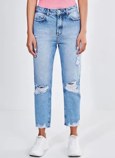 calça reta com barra desfiada em jeans claro calça reta com barra desfiada em jeans claro