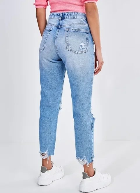 calça reta com barra desfiada em jeans claro calça reta com barra desfiada em jeans claro