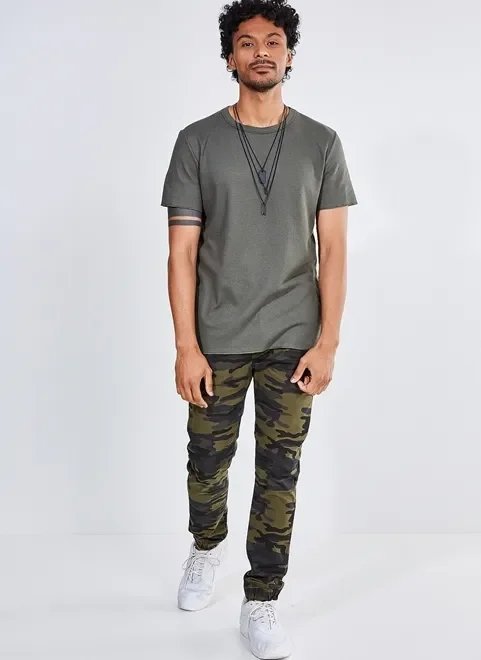 camiseta verde militar em malha texturizada camiseta verde militar em malha texturizada