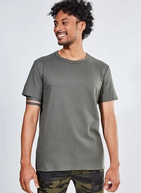 camiseta verde militar em malha texturizada camiseta verde militar em malha texturizada