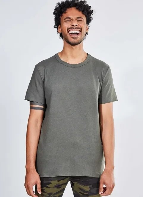 camiseta verde militar em malha texturizada camiseta verde militar em malha texturizada