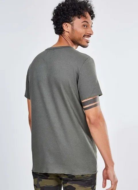 camiseta verde militar em malha texturizada camiseta verde militar em malha texturizada