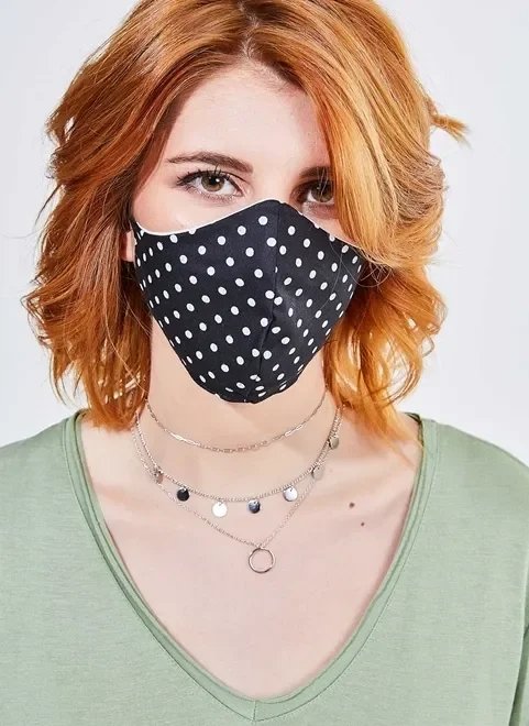 máscara de tecido preta com bolinhas brancas máscara de tecido preta com bolinhas brancas