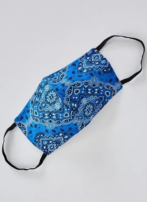 máscara em tecido estampa bandana azul máscara em tecido estampa bandana azul