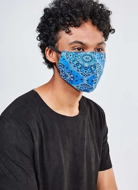 máscara em tecido estampa bandana azul máscara em tecido estampa bandana azul