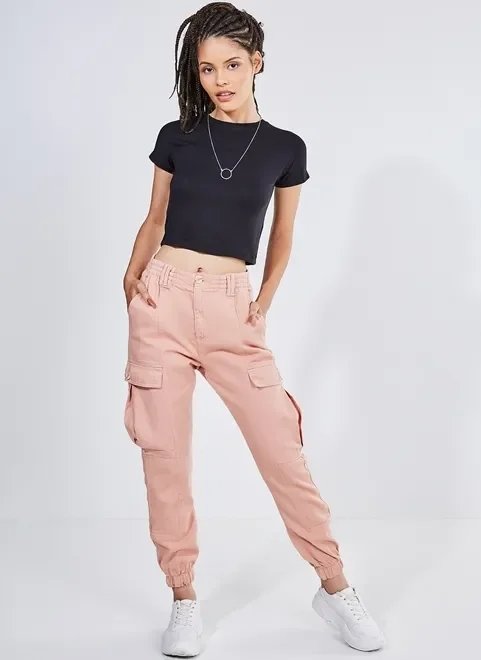 calça rosa em sarja com bolsos cargo calça rosa em sarja com bolsos cargo