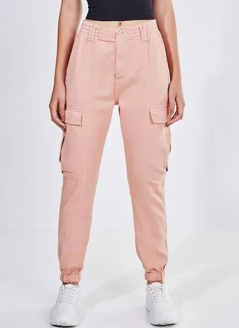 calça rosa em sarja com bolsos cargo calça rosa em sarja com bolsos cargo
