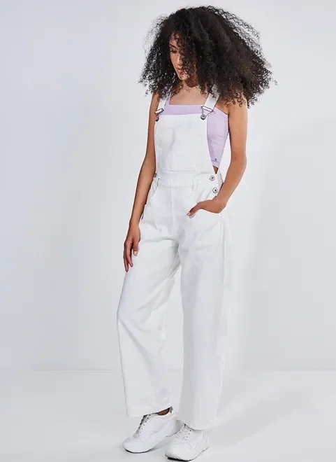 macacão off-white em sarja macacão off-white em sarja