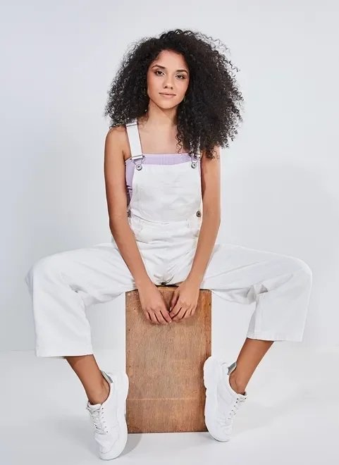 macacão off-white em sarja macacão off-white em sarja