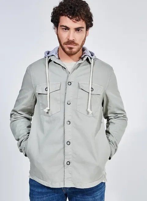 overshirt verde em sarja com capuz removível overshirt verde em sarja com capuz removível