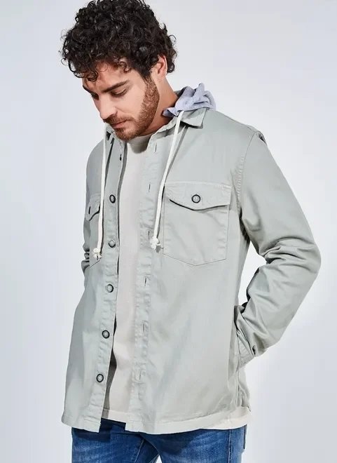 overshirt verde em sarja com capuz removível overshirt verde em sarja com capuz removível