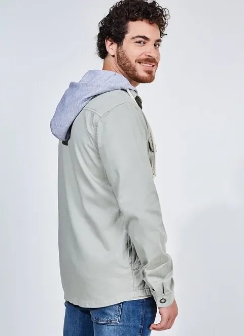 overshirt verde em sarja com capuz removível overshirt verde em sarja com capuz removível