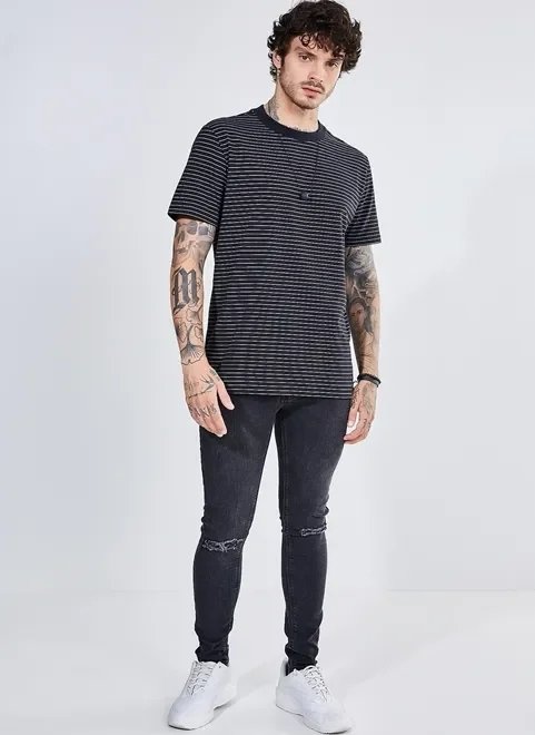 camiseta manga curta preta listrada camiseta manga curta preta listrada