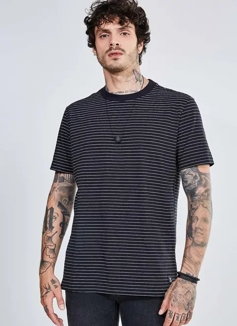 camiseta manga curta preta listrada camiseta manga curta preta listrada