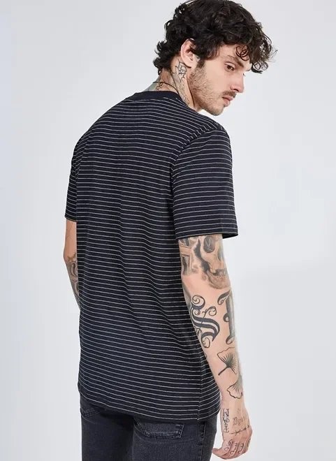 camiseta manga curta preta listrada camiseta manga curta preta listrada