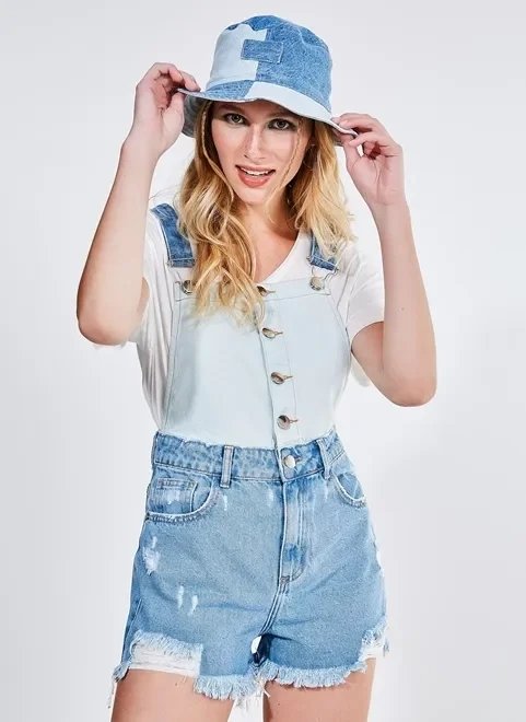 jardineira em jeans upcycle jardineira em jeans upcycle