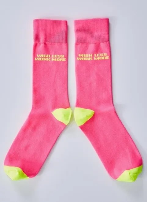 meia rosa e amarelo neon com lettering meia rosa e amarelo neon com lettering