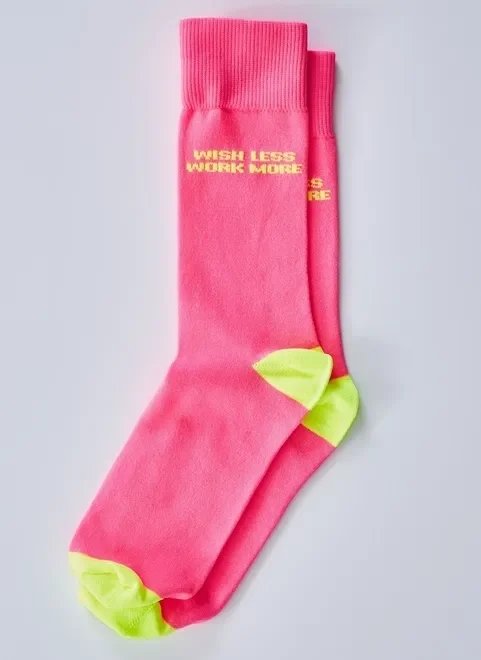 meia rosa e amarelo neon com lettering meia rosa e amarelo neon com lettering