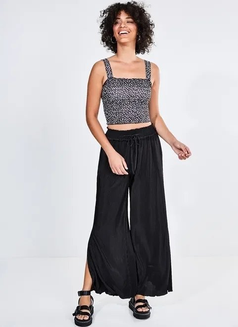 calça ampla em malha com fenda e textura calça ampla em malha com fenda e textura