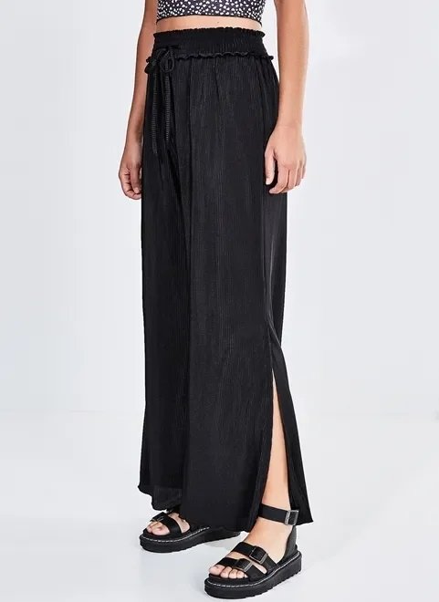 calça ampla em malha com fenda e textura calça ampla em malha com fenda e textura
