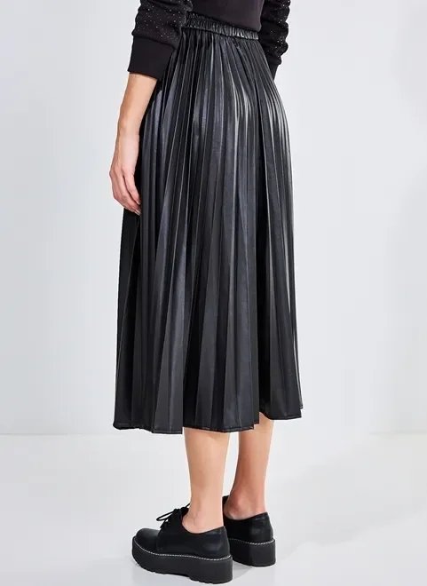 saia preta plissada em material sintético saia preta plissada em material sintético