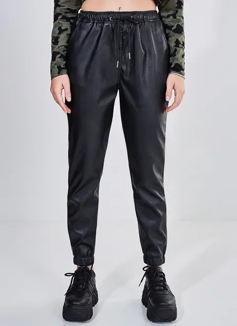 calça jogger em material sintético calça jogger em material sintético