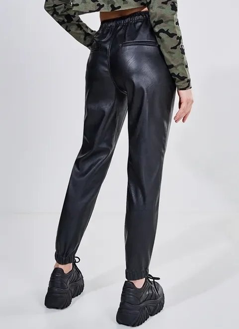 calça jogger em material sintético calça jogger em material sintético